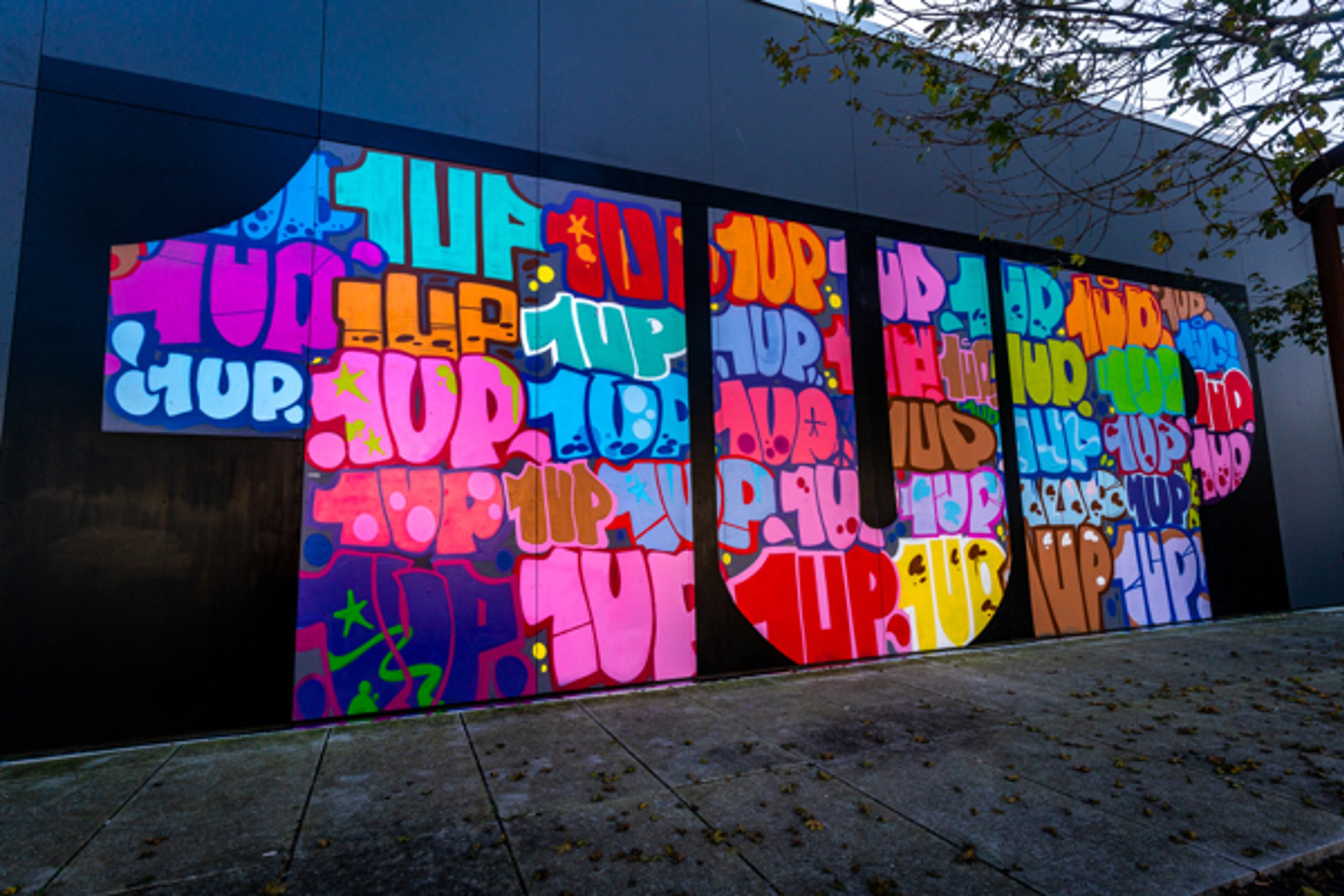 Kul og moderne kunst er malt med et taggete mønster utenpå terminalbygningen